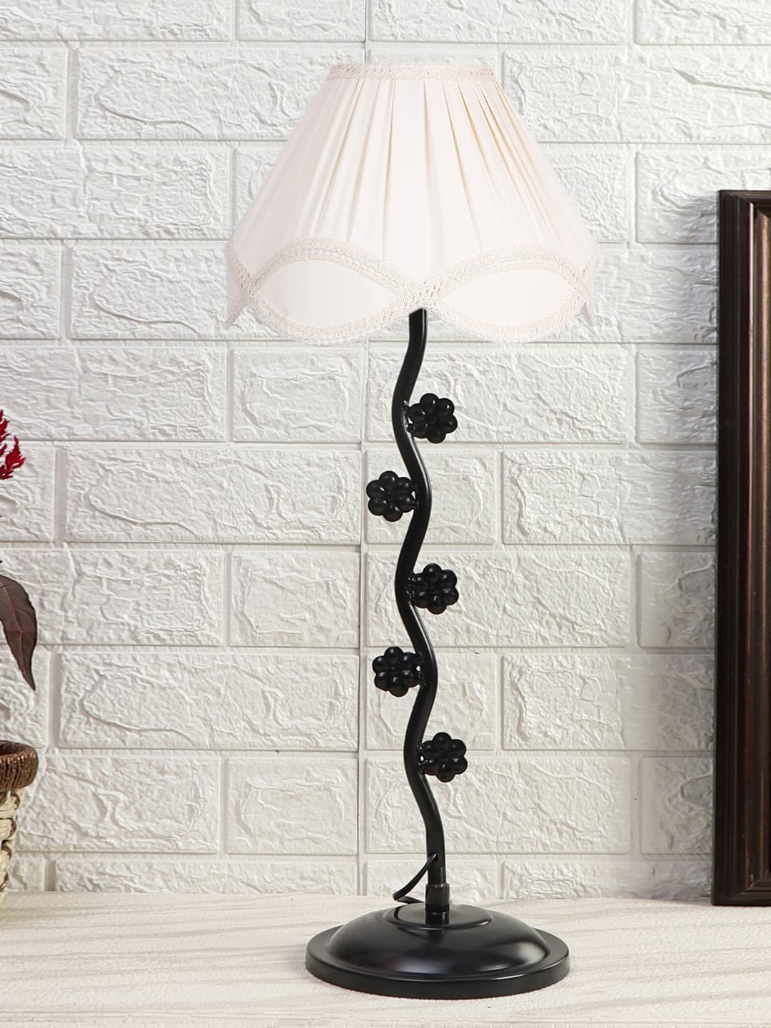 Vintage Off-White Cotton Zig Zag Tikli Table lamp with Iron Base (AE53)