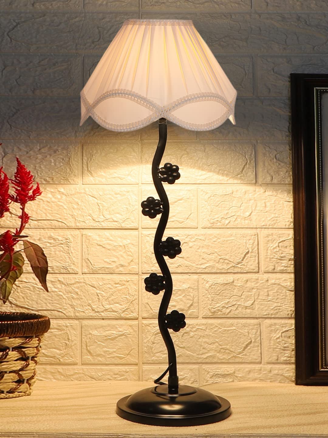 Vintage Off-White Cotton Zig Zag Tikli Table lamp with Iron Base (AE53)