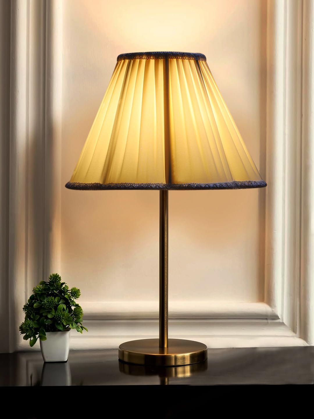 Gold Night Table Lamp for Bedroom | Elegant Bedside Lamp with Warm LED Light & Stylish Design - Model VE38