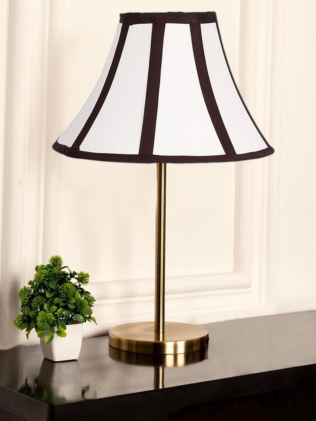 Gold Night Table Lamp for Bedroom | Elegant Bedside Lamp with Warm LED Light & Stylish Design - Model VE40
