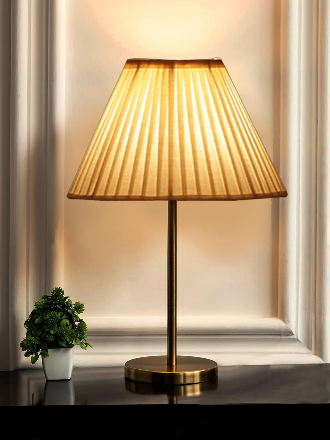 Gold Night Table Lamp for Bedroom | Elegant Bedside Lamp with Warm LED Light & Stylish Design - Model VE41
