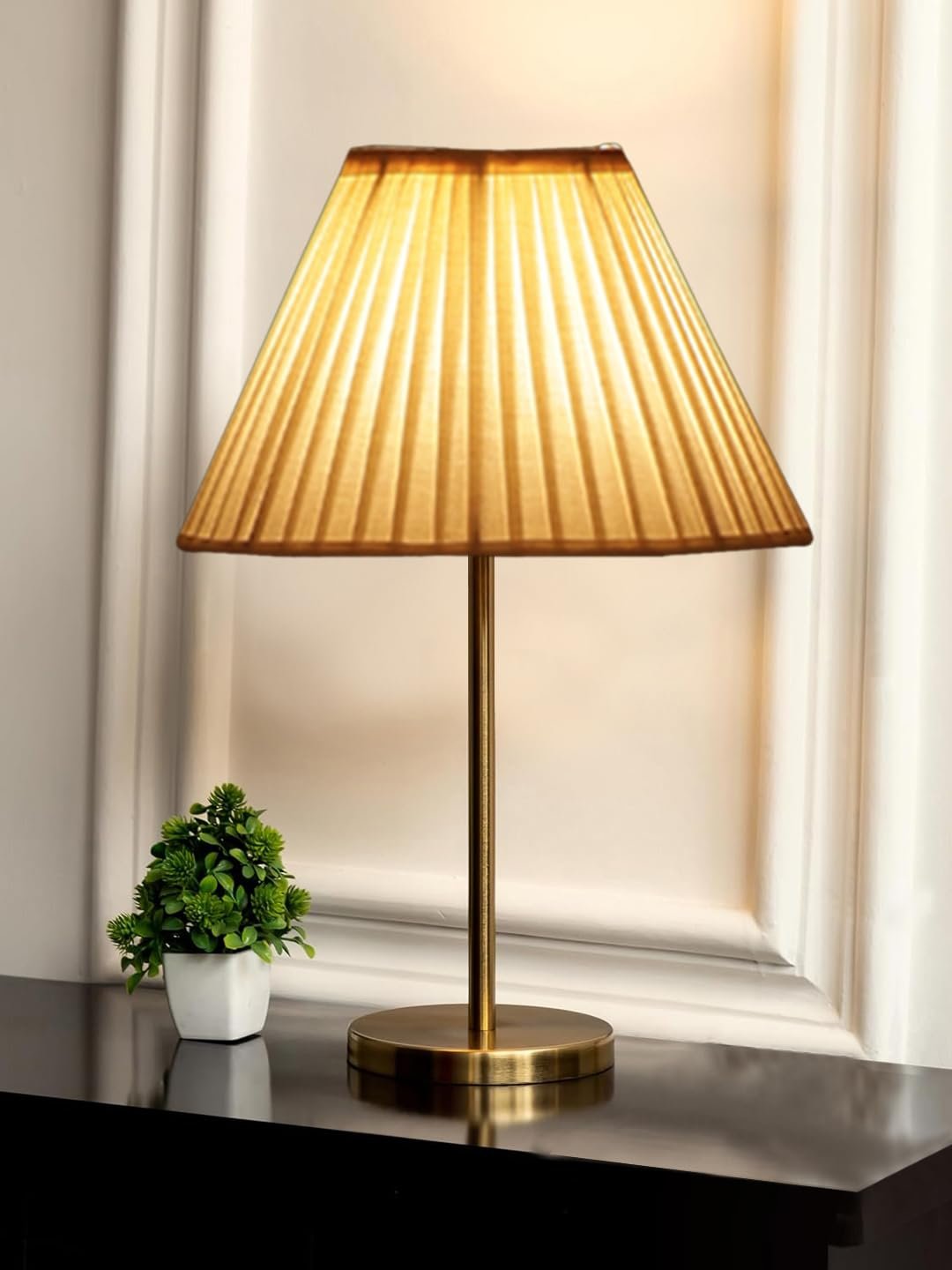 Gold Night Table Lamp for Bedroom | Elegant Bedside Lamp with Warm LED Light & Stylish Design - Model VE41