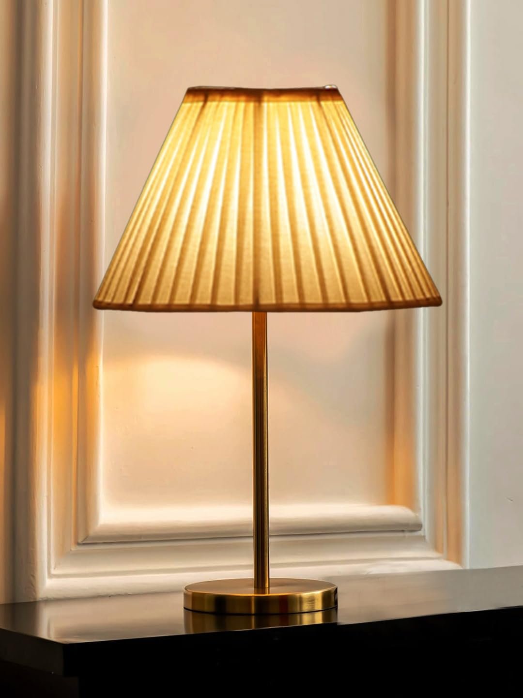 Gold Night Table Lamp for Bedroom | Elegant Bedside Lamp with Warm LED Light & Stylish Design - Model VE41