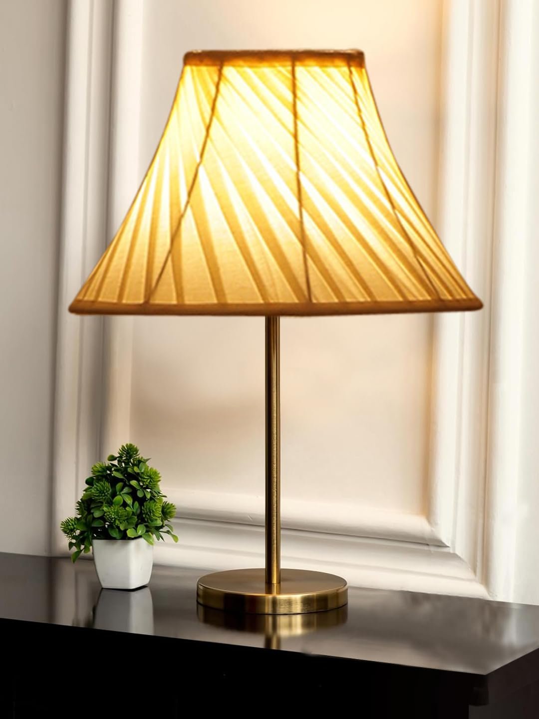 Gold Night Table Lamp for Bedroom | Elegant Bedside Lamp with Warm LED Light & Stylish Design - Model VE42