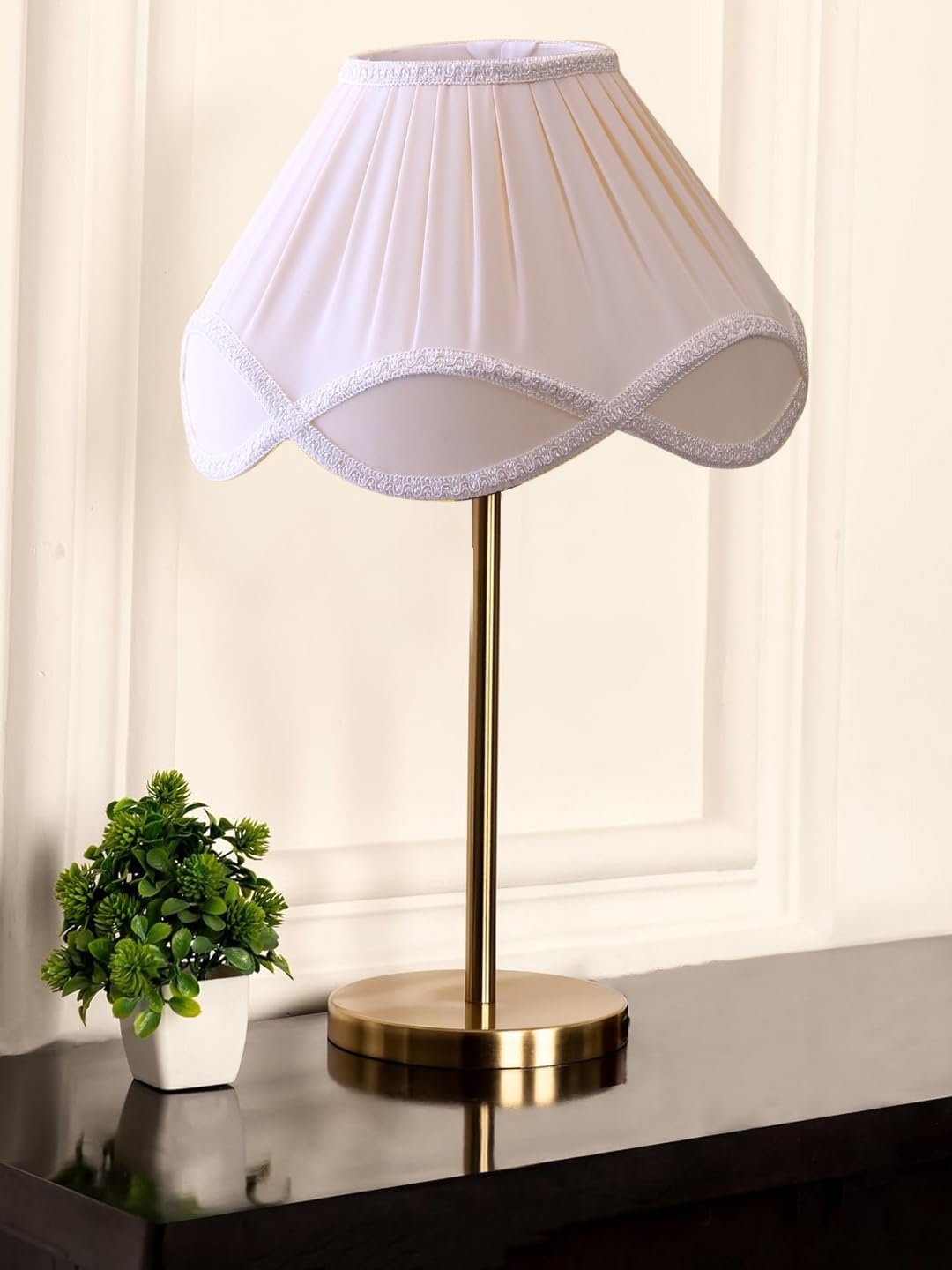 Gold Night Table Lamp for Bedroom | Elegant Bedside Lamp with Warm LED Light & Stylish Design - Model VE44