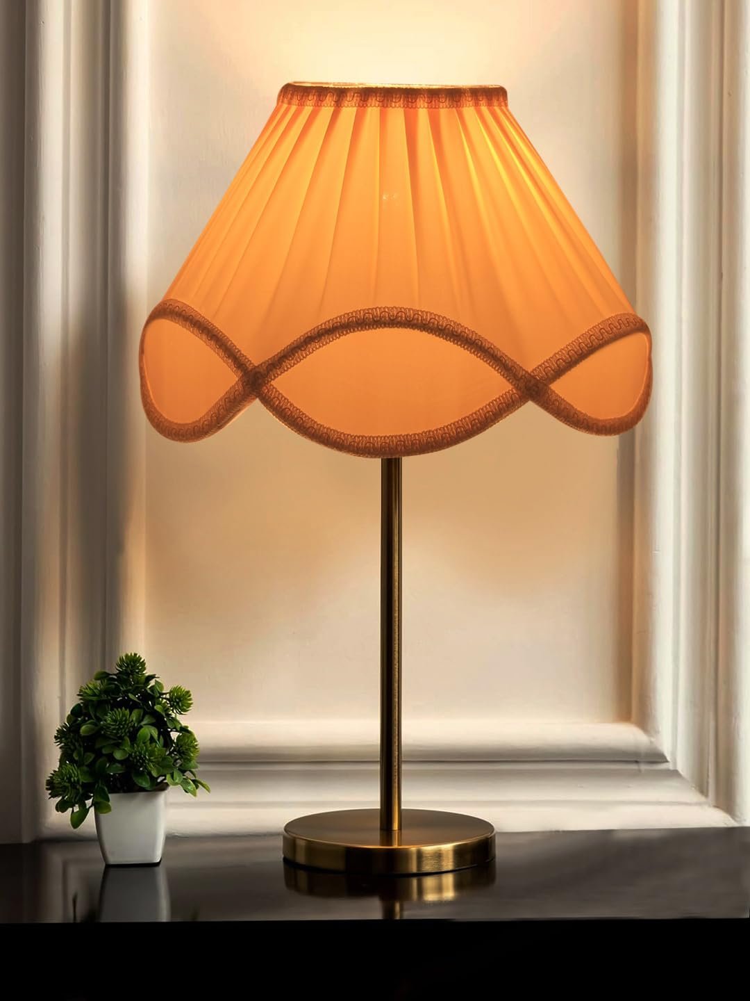 Gold Night Table Lamp for Bedroom | Elegant Bedside Lamp with Warm LED Light & Stylish Design - Model VE44