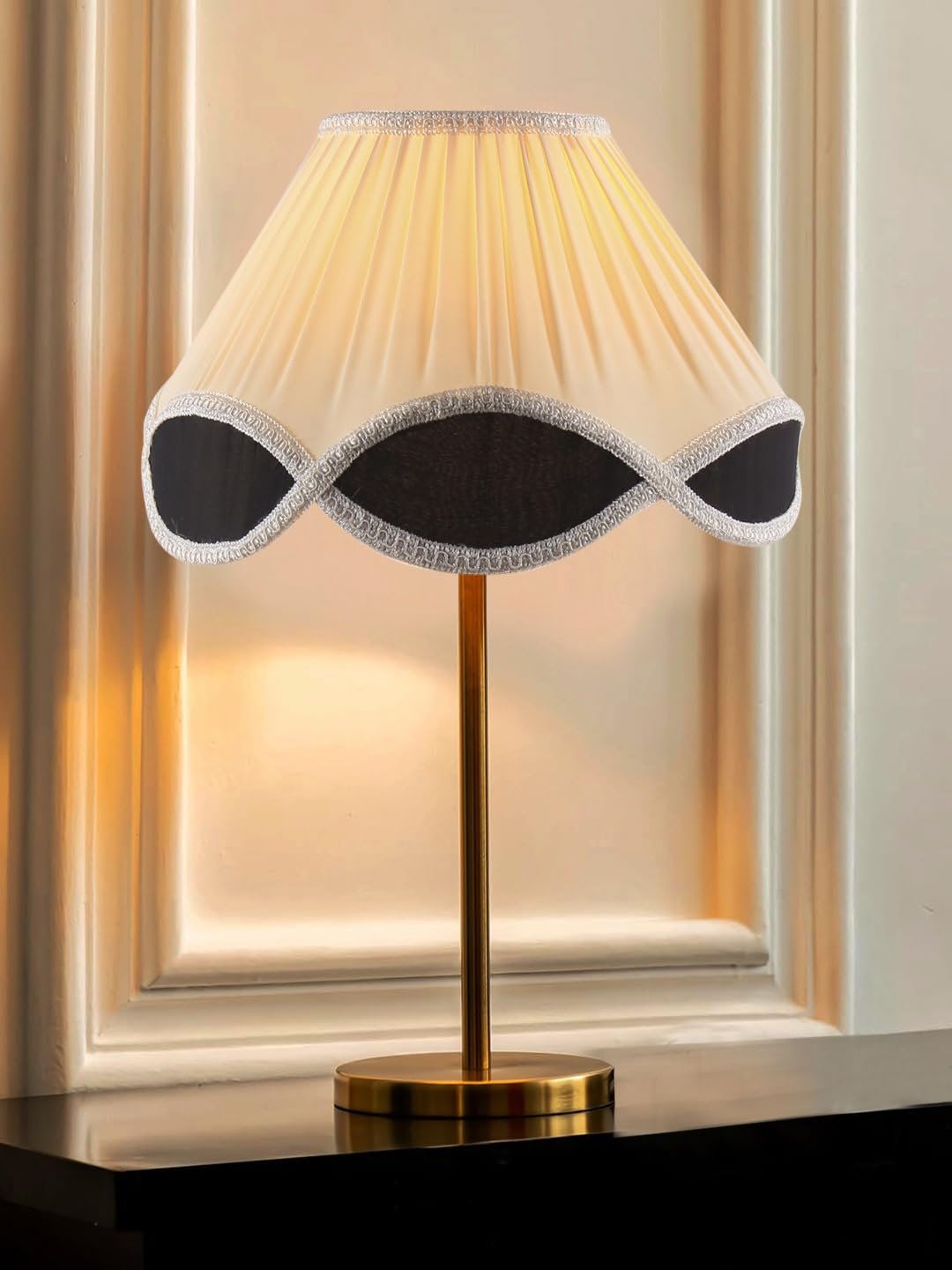 Gold Night Table Lamp for Bedroom | Elegant Bedside Lamp with Warm LED Light & Stylish Design - Model VE46