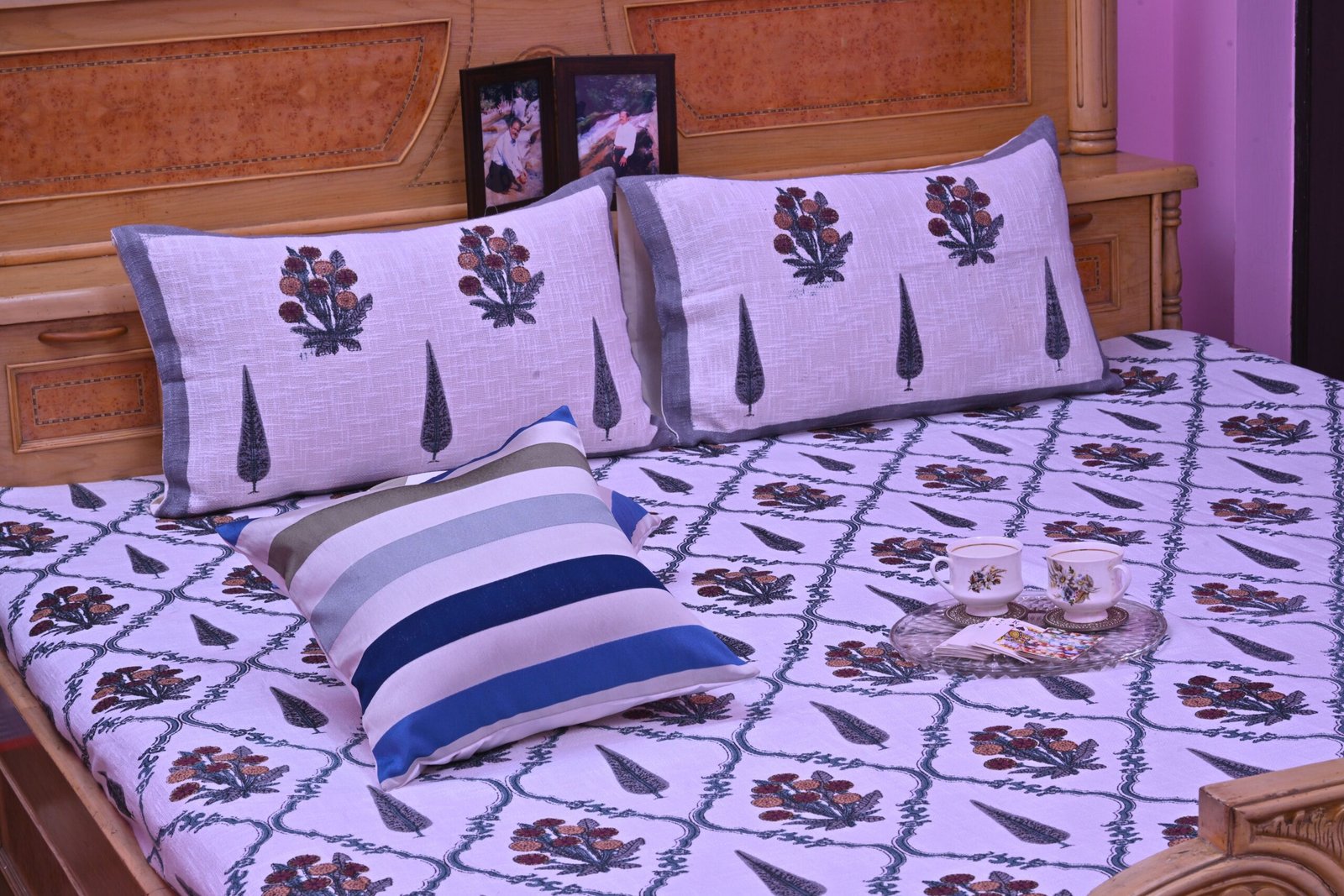Maheshwari Bed cover with 2 pillow covers set