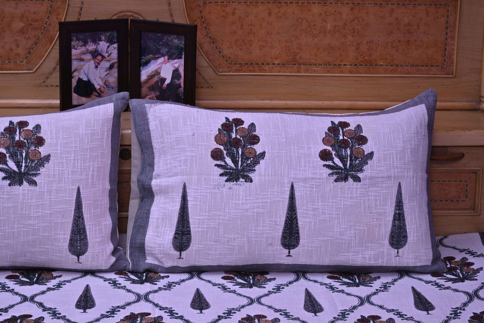 Maheshwari Bed cover with 2 pillow covers set