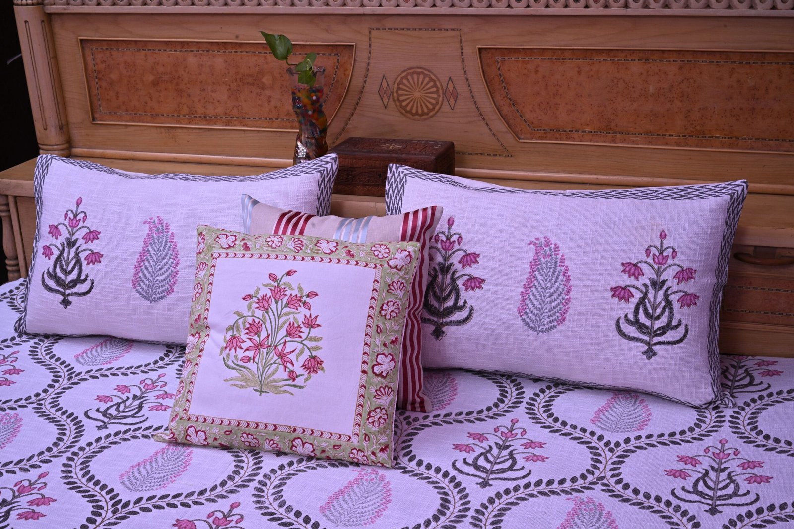 Diya Baati Bed cover with 2 pillow covers set