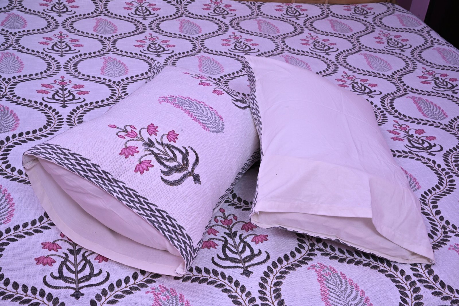 Diya Baati Bed cover with 2 pillow covers set