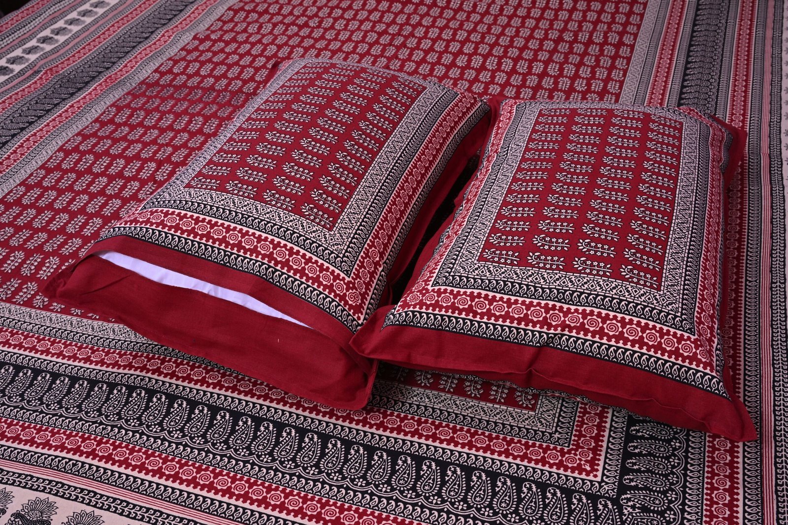 Booti Bedsheet with 2 pillow covers set