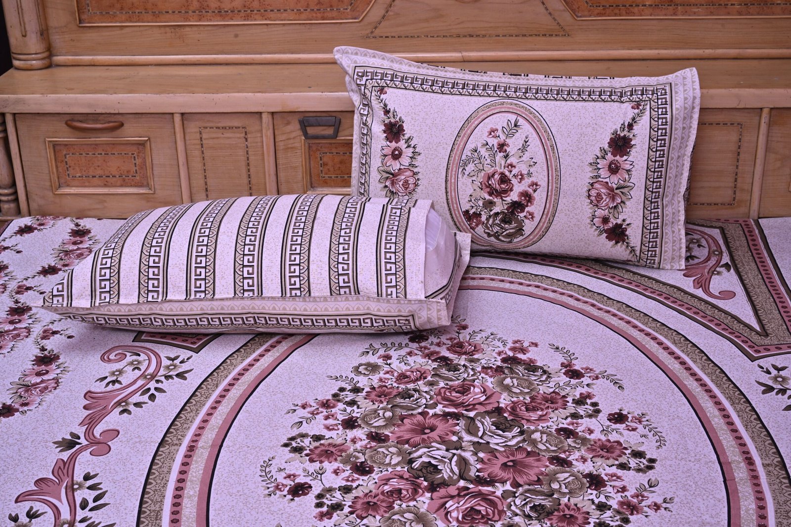 Phholdaan Bedsheet with 2 pillow covers set